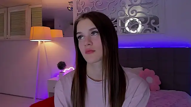 LuisaClover online show from April 11, 7:50 pm