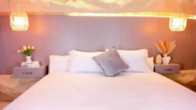 AmyColman  online show from March 30, 12:05 pm