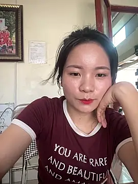 Bee Yellow00 online show from April 10, 8:20 am