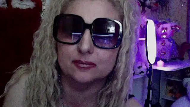 xHot Amazonq online show from May 1, 12:58 am