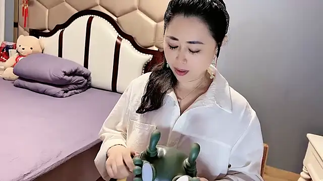 yaoyao22678 online show from April 13, 2:35 am