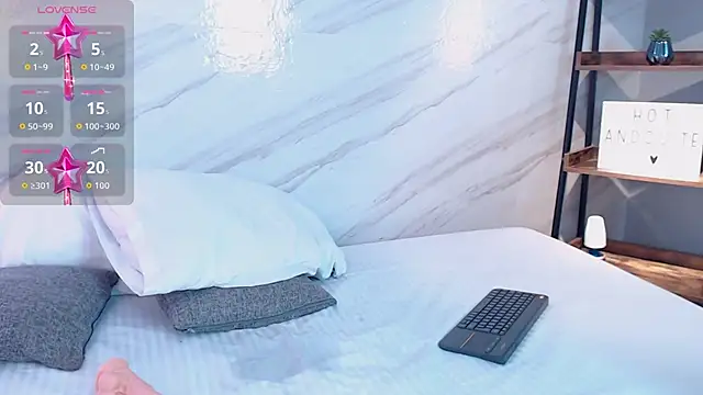 leo and mia online show from November 11, 2:58 pm