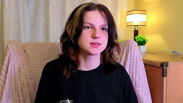 LatinaHuguenin online show from April 10, 9:43 pm