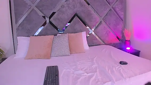 luciagray1 online show from April 8, 10:45 pm