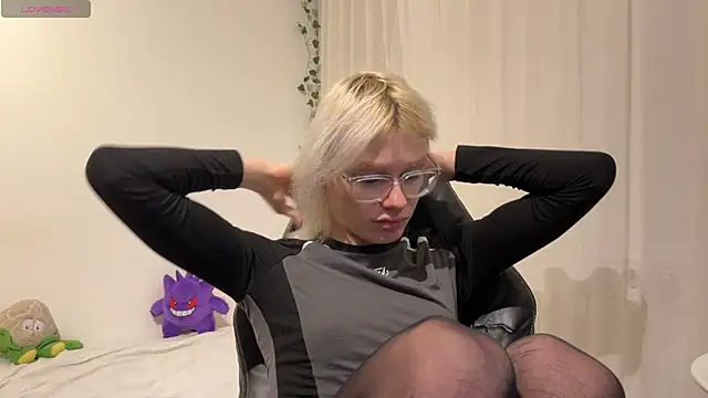 MollyChloe online show from December 16, 6:25 pm