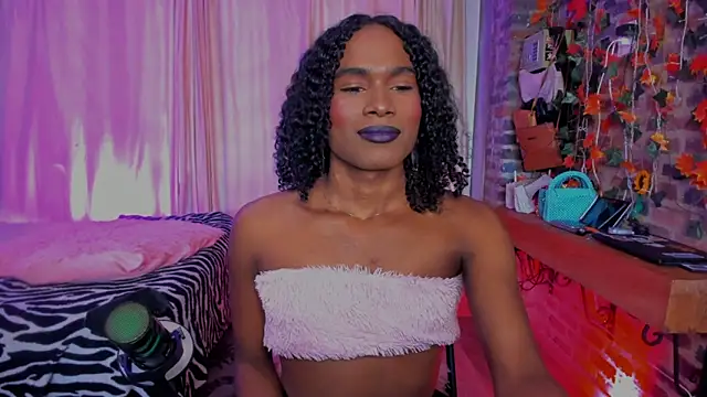 LaGoldenBitch online show from March 19, 6:45 pm