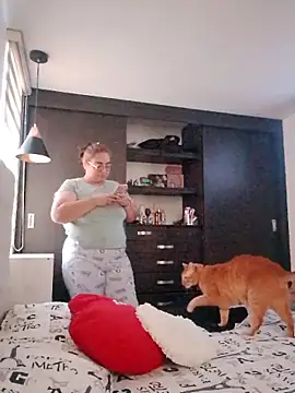 YiniBelle online show from April 6, 9:16 pm