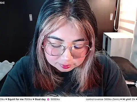 YiniBelle online show from April 17, 2:46 am