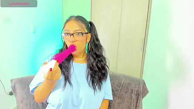 evelisse  online show from April 5, 4:11 am