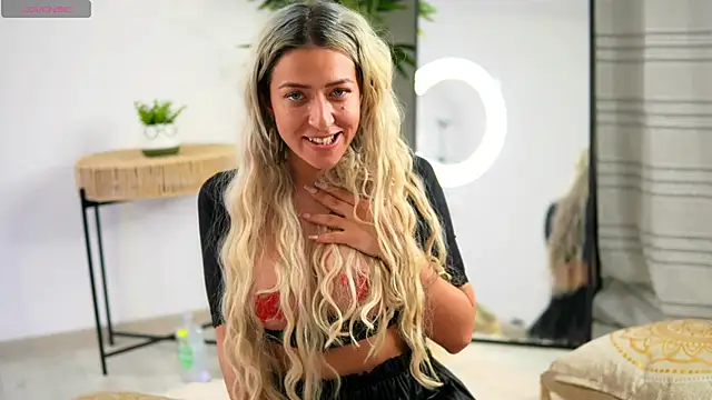 JuliaHyde online show from April 18, 7:58 pm