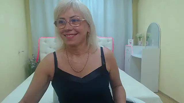 LaurenWishy online show from July 6, 5:24 am