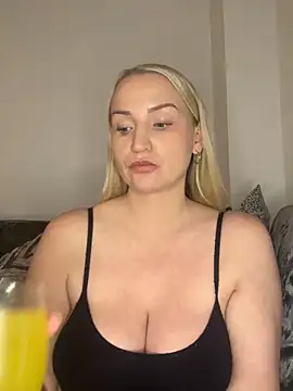 BootyQueenApril online show from December 13, 10:05 pm