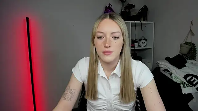 EvelynBlond online show from April 17, 5:31 am