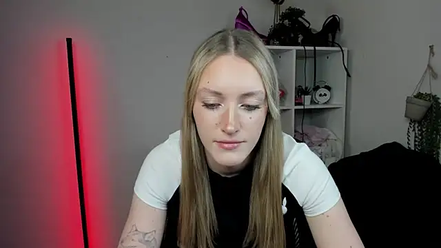 EvelynBlond online show from April 16, 12:38 pm