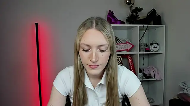 EvelynBlond online show from April 20, 12:30 pm