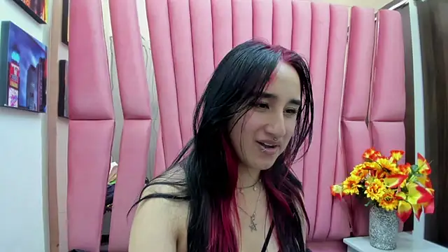 CharlotteStuart online show from April 10, 7:36 am