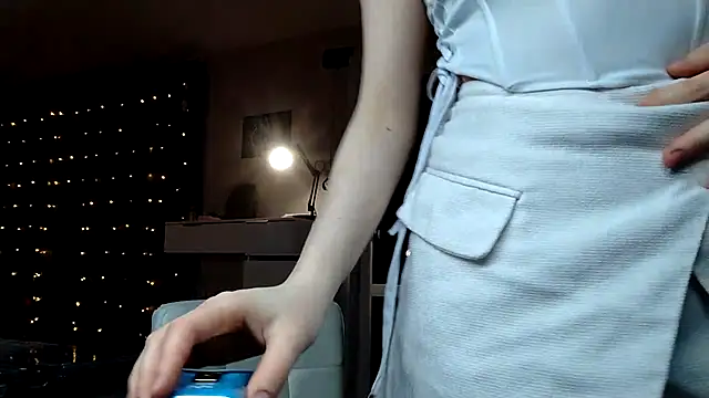 LunaPeony online show from April 16, 9:39 pm