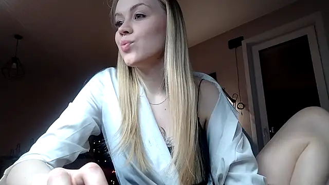 LunaPeony online show from April 14, 9:15 pm