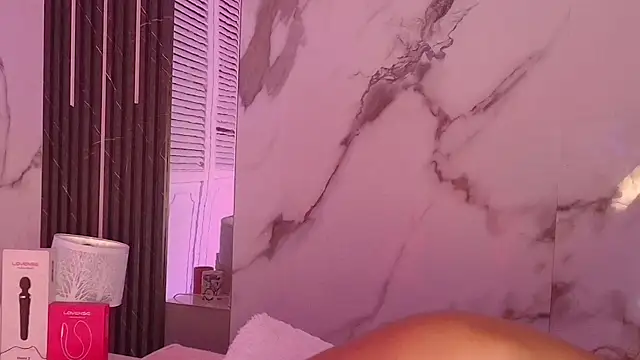 BellaHarpeer online show from April 11, 7:45 am