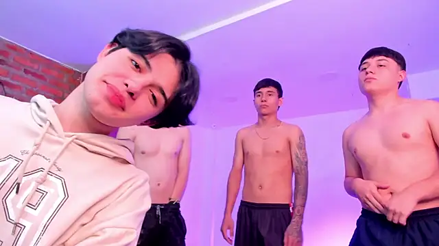 HotThreesoome online show from April 7, 2:52 pm