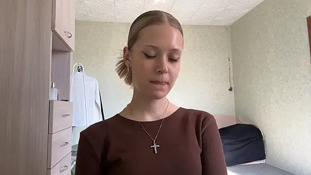 ZaidaSchwarten online show from March 13, 12:50 pm