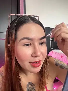 Annyhathatway online show from December 18, 9:08 pm