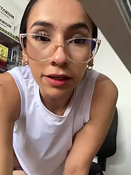 lunaluxury22 online show from March 26, 3:03 pm