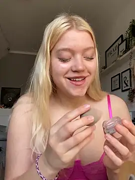 EmmiPemmi online show from April 18, 6:05 am