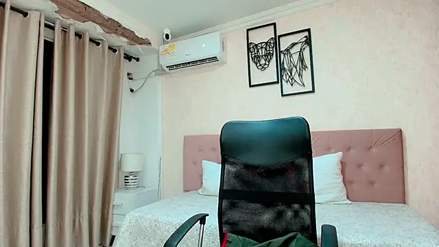 littlemolly walcott online show from April 7, 4:47 am