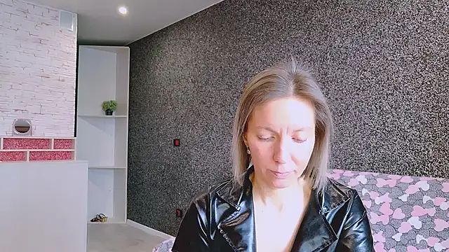 Amanda Luxe online show from March 19, 6:07 am