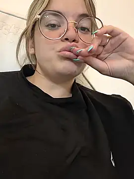 gisequeen online show from April 15, 9:15 pm