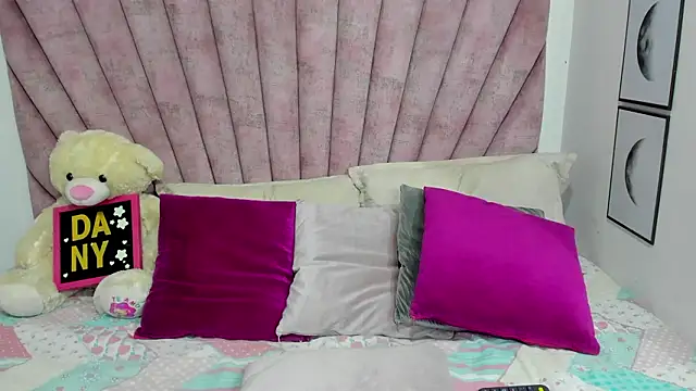 danibellucii  online show from March 25, 3:45 am