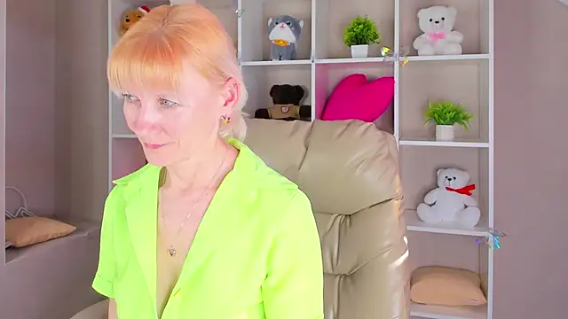 Julie Lucas online show from March 31, 9:20 am