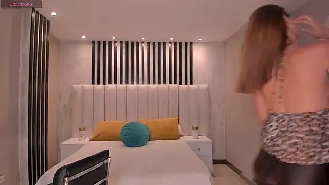 BellaThompsonX online show from April 3, 7:45 pm