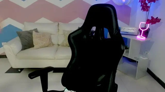 mayli marie online show from February 4, 11:30 pm