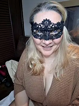 MaskedQueen77 online show from May 9, 11:56 am