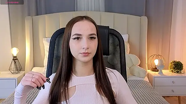 KiraLoo online show from March 4, 3:40 pm