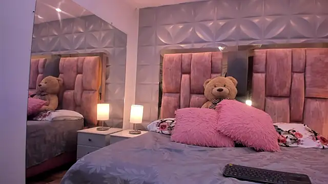 Paris Velvet online show from April 13, 11:27 pm