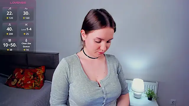 CrissyKales online show from April 7, 6:10 pm