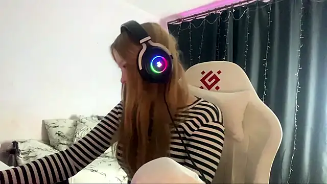 axin burnell online show from March 31, 6:19 pm