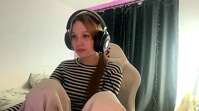 axin burnell online show from April 17, 9:50 pm