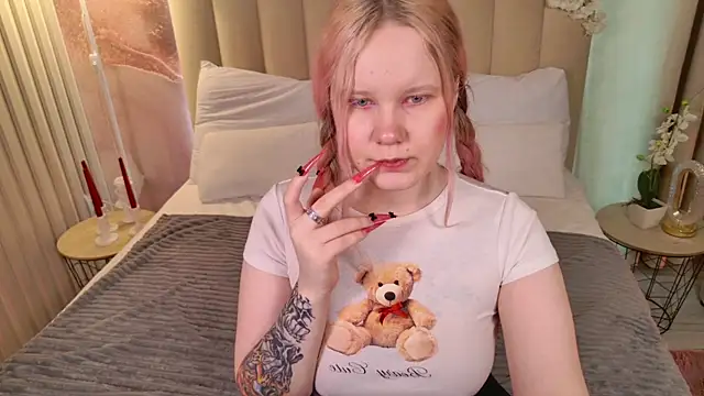 AnnieVibe online show from March 28, 5:45 pm