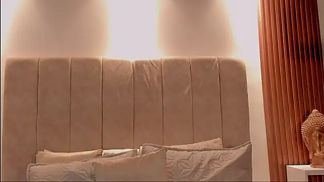  Laura saenz1 online show from July 1, 12:59 pm