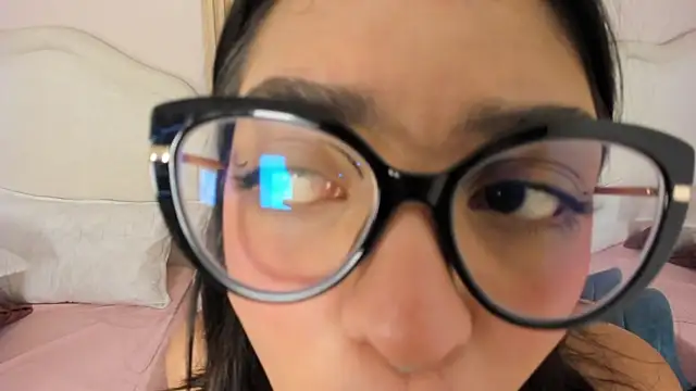 rebeca taylor online show from April 10, 6:30 am