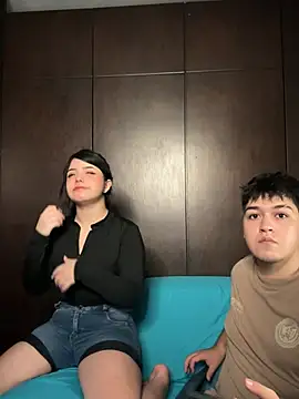 EmilyAndAndrew online show from March 6, 3:45 am