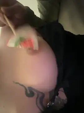 Ellyes World online show from April 8, 9:17 pm