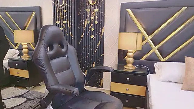 LaurenHazell online show from April 15, 3:40 am