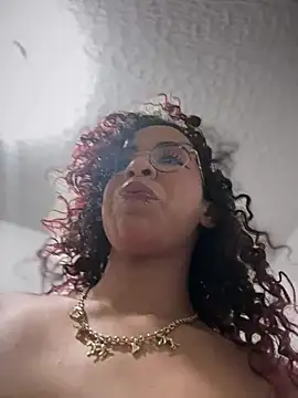 Woo isDaphne online show from March 22, 11:00 pm