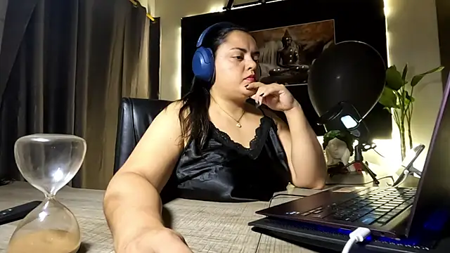 AzaraOnyx online show from June 7, 5:42 pm