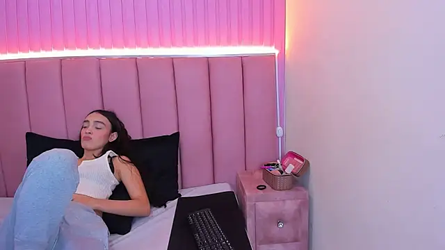 LolaWhite online show from April 5, 5:17 am